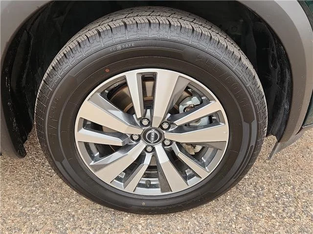 Used 2025 Green Nissan SL Front-Wheel Drive image 7