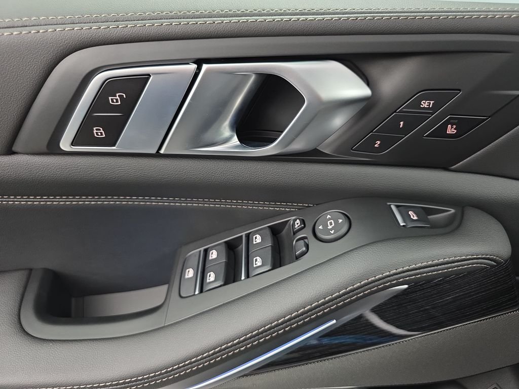 New 2026 Black Sapphire Metallic BMW xDrive50e image 27