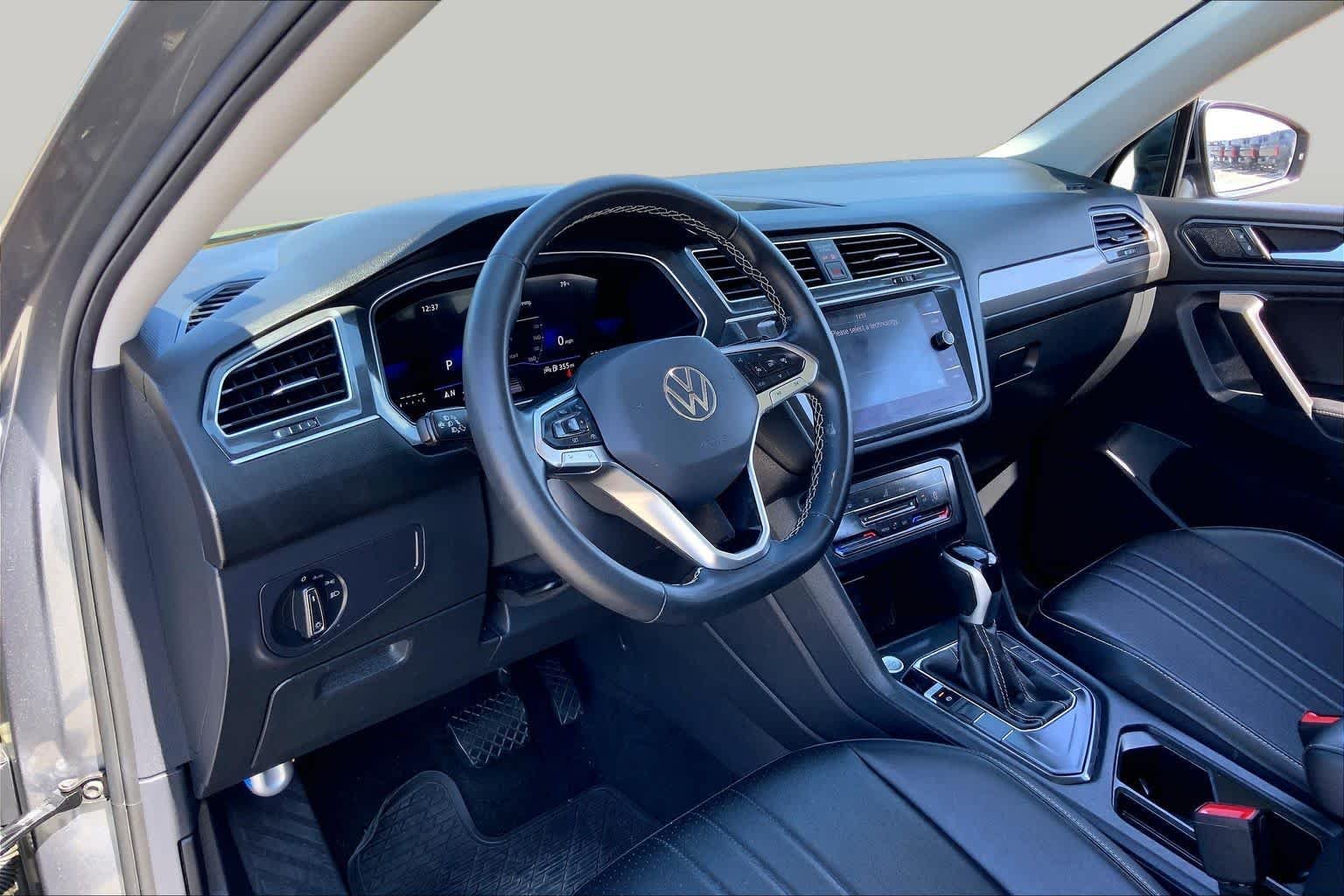 Used 2024 Platinum Gray Metallic Volkswagen SE image 17