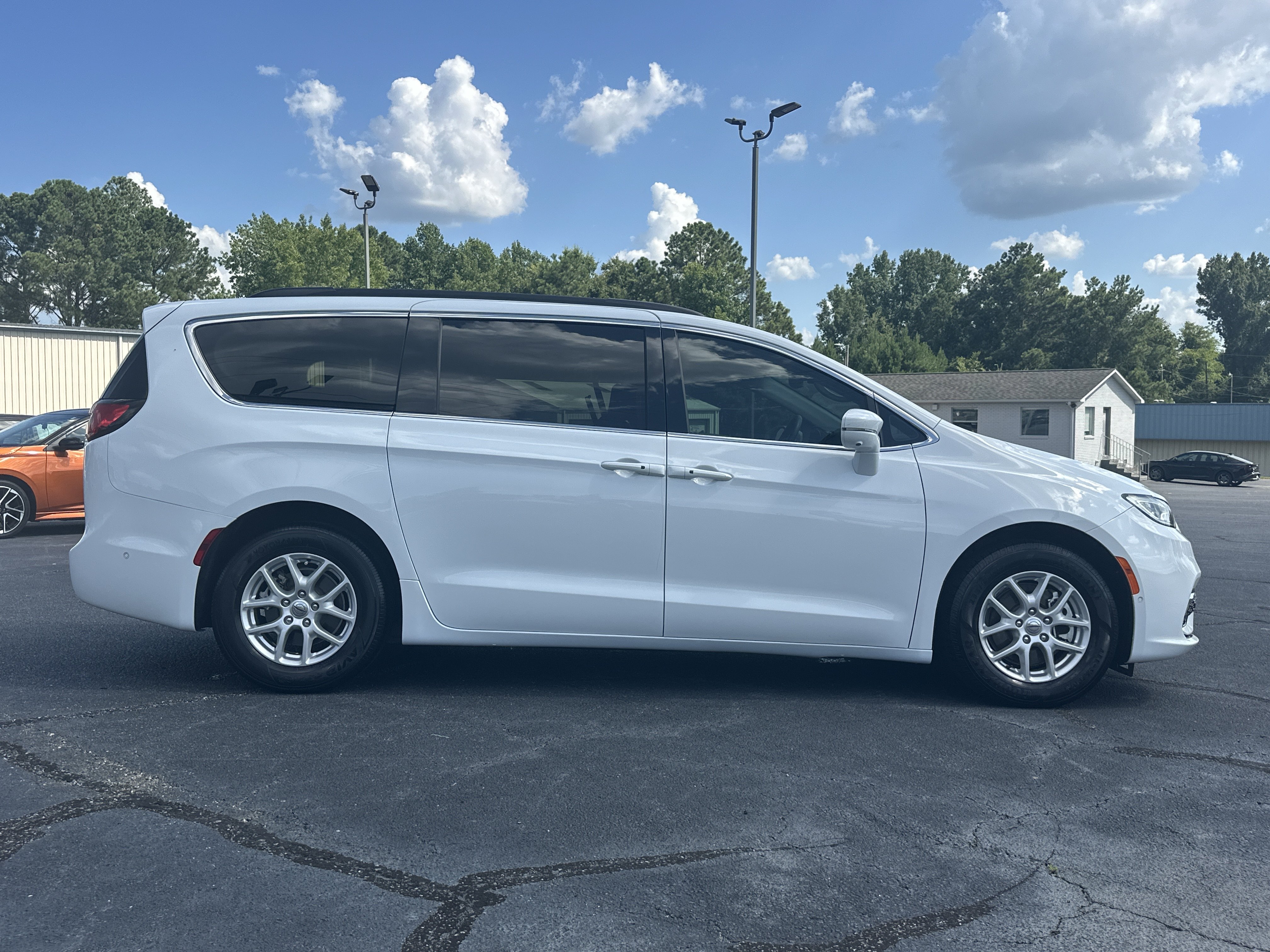 Used 2022 Bright White Clearcoat Chrysler Touring L image 9