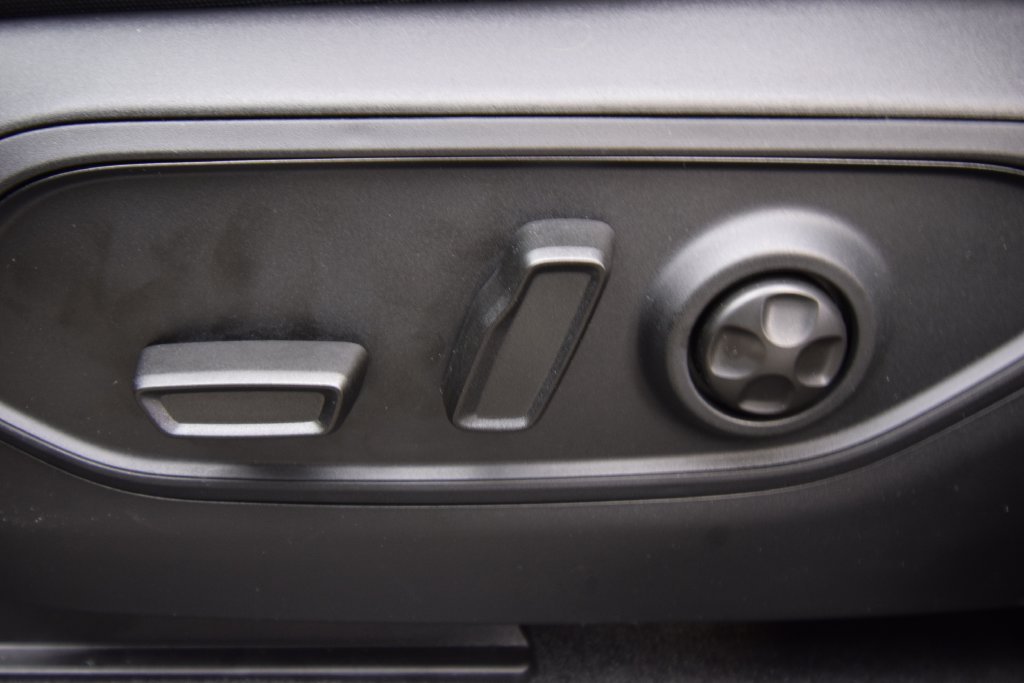 New 2026 Bright White Clear-Coat Exterior Paint Jeep Altitude image 31