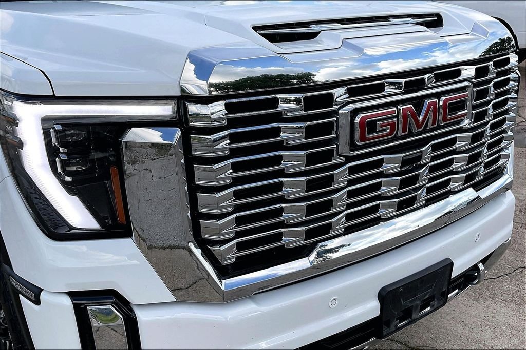 Used 2025 White GMC Denali image 34