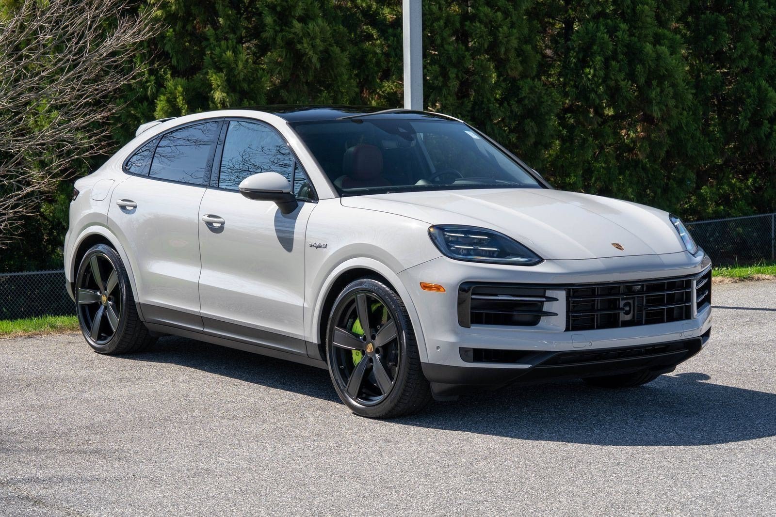 Used 2025 White Porsche S E-Hybrid Coupe image 10