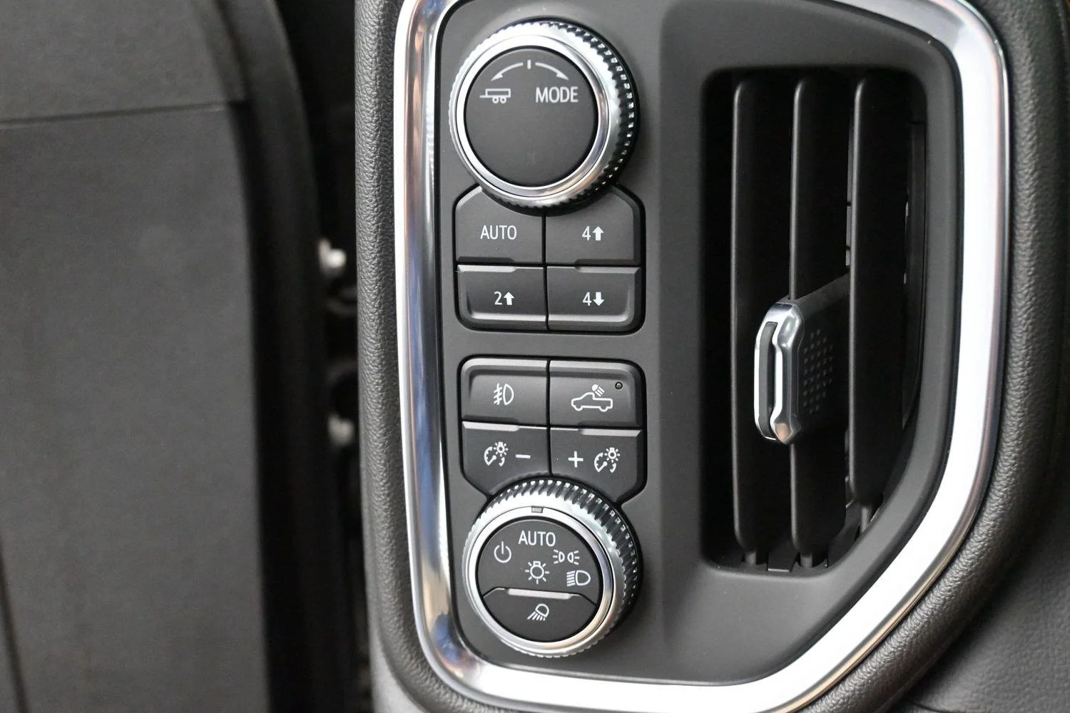 Used 2020 CARBON BLACK METALLIC GMC AT4 image 21