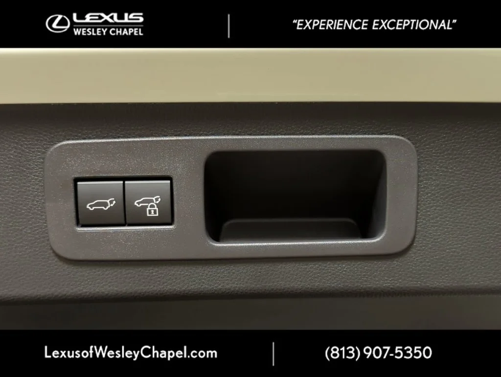 Used 2025 White Lexus 700H image 9