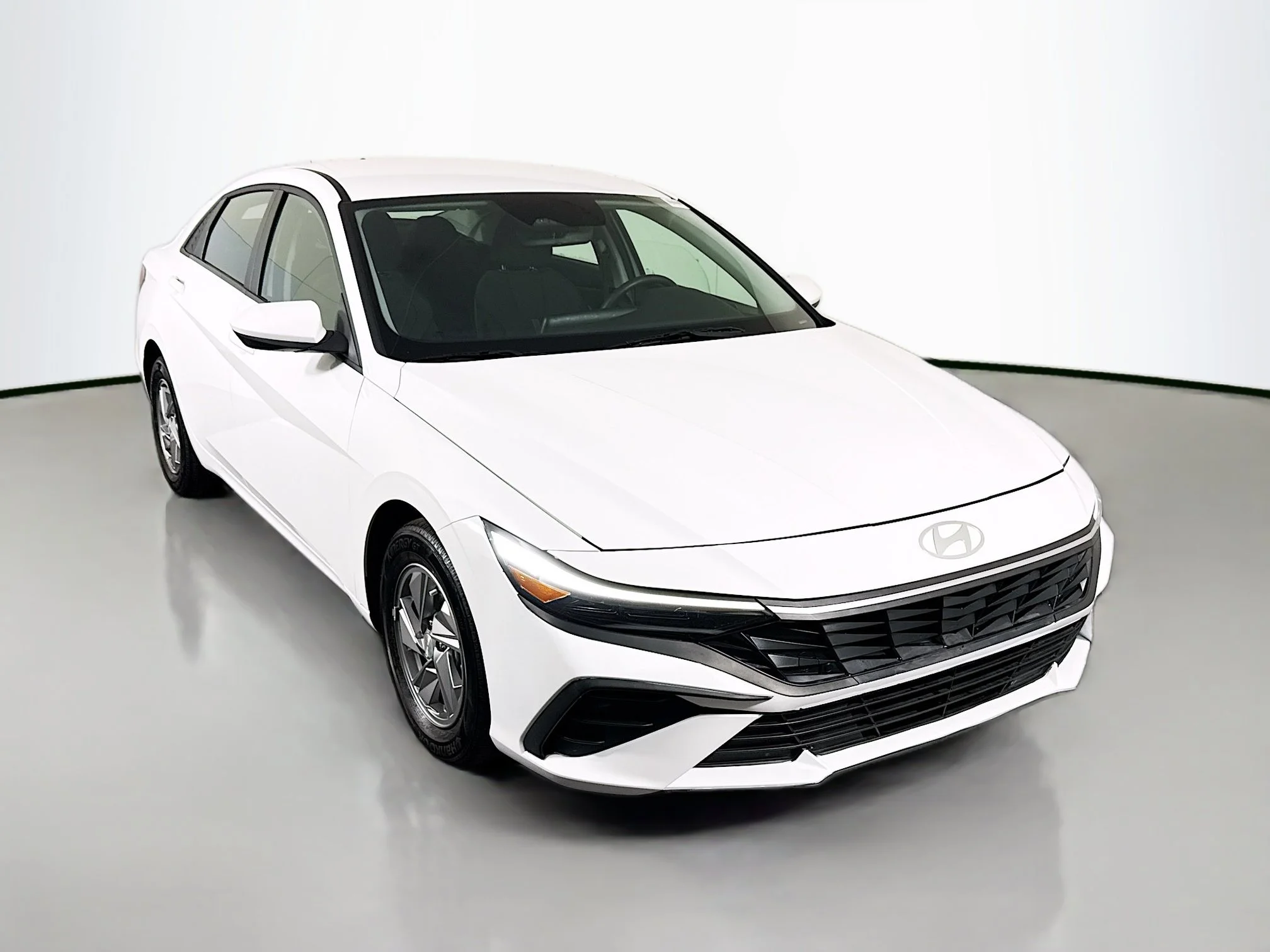 Used 2025 Serenity White Hyundai SE image 1
