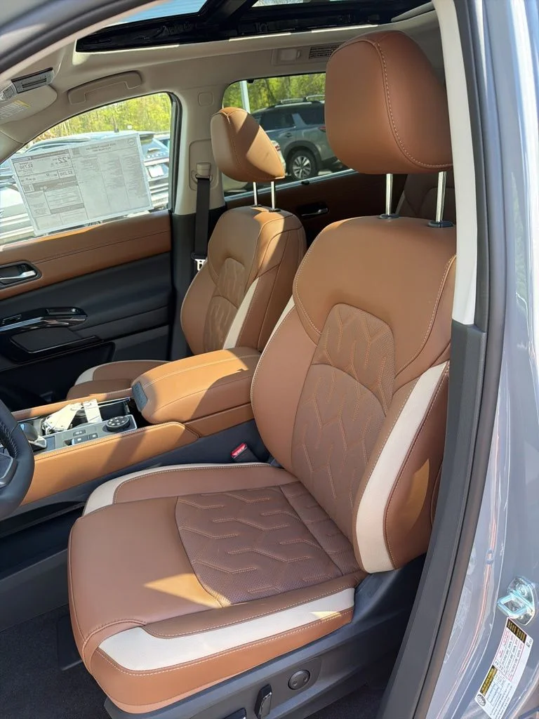 New 2026 Boulder Gray Pearl / Super Black Two-tone Nissan Platinum image 16