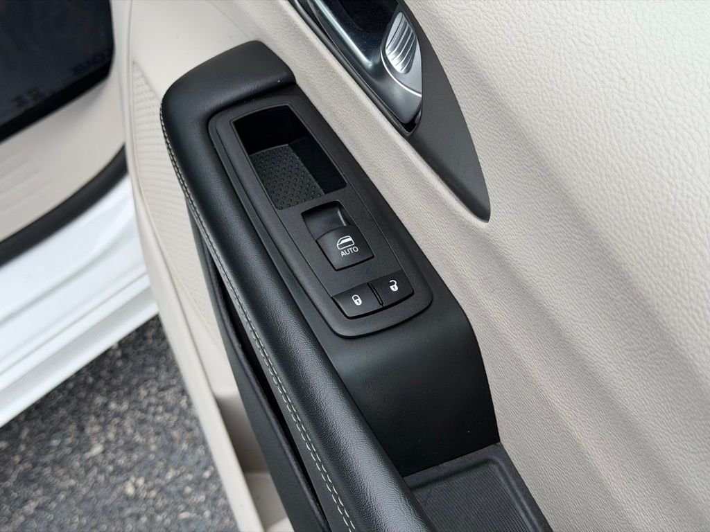 Used 2023 White Chrysler Touring L image 23