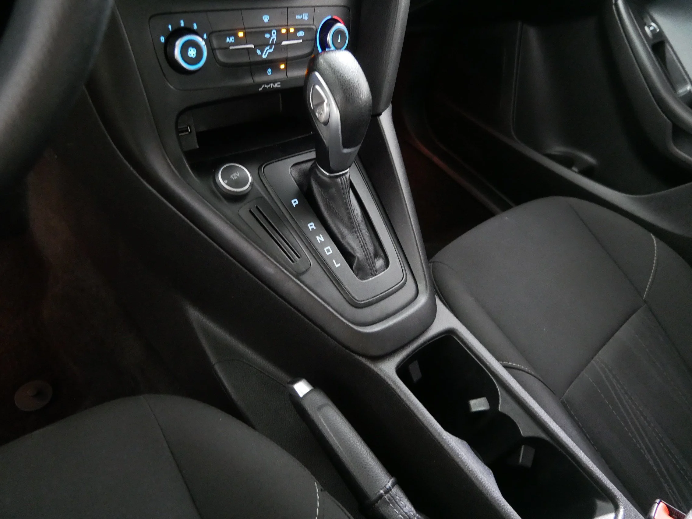 Used 2017 White Gold Metallic Ford SE image 24