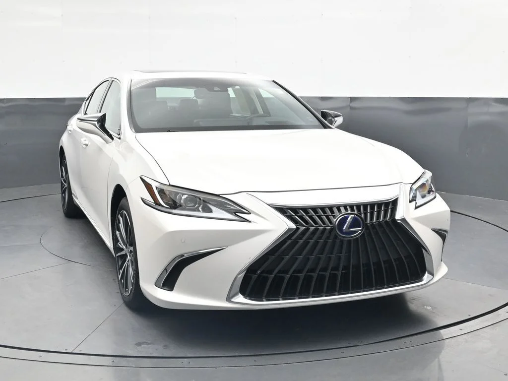 Used 2022 White Lexus 300h image 2