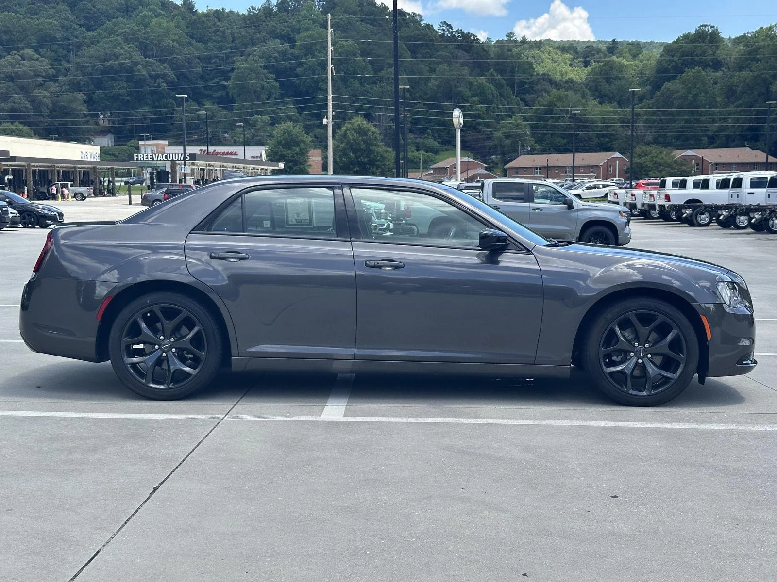 Used 2020 Granite Crystal Metallic Clearcoat Chrysler Touring image 8
