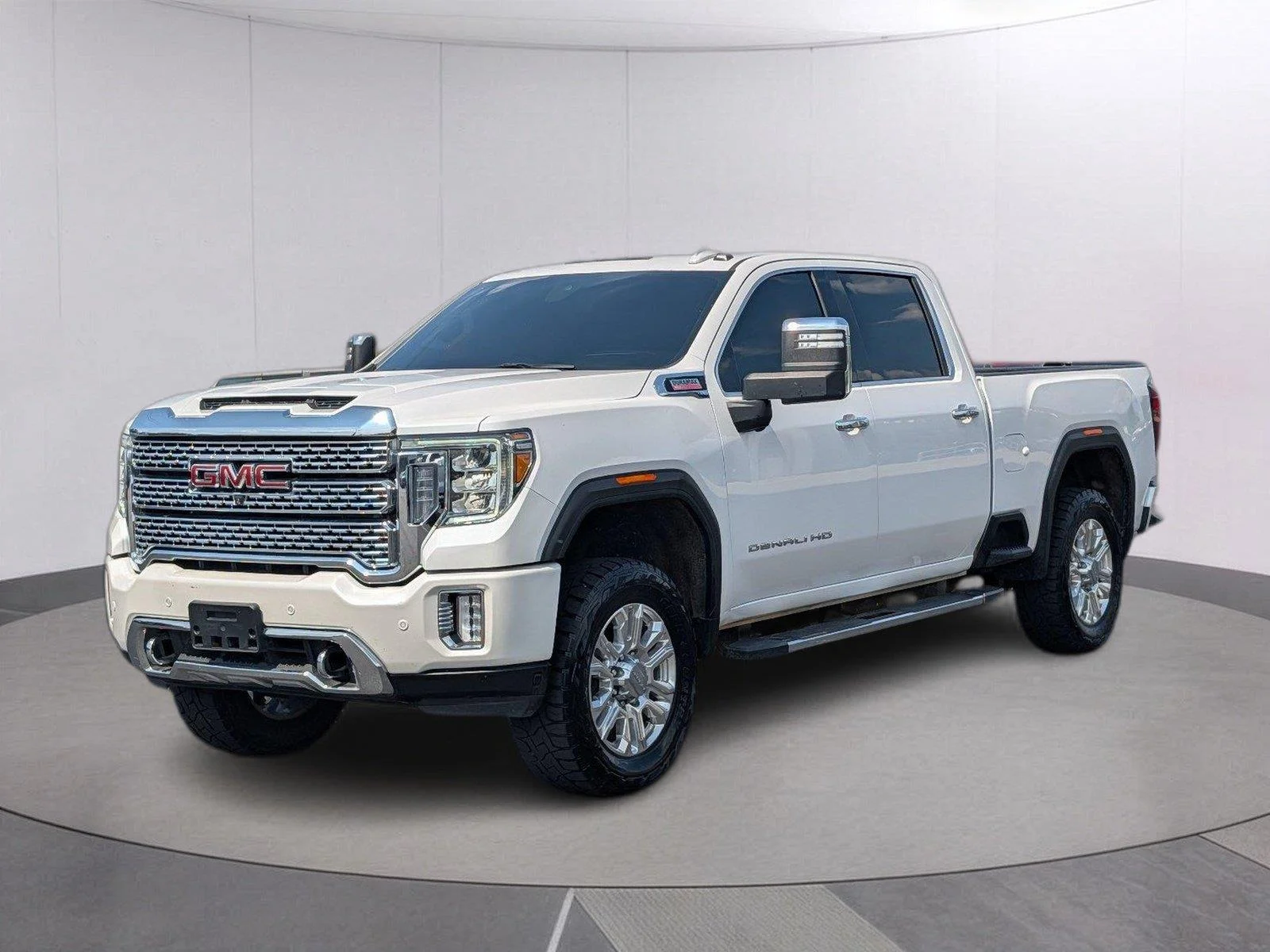Used 2022 White Frost Tricoat GMC Denali image 1