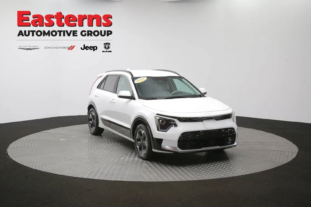 Used 2023 White Kia Wind image 45