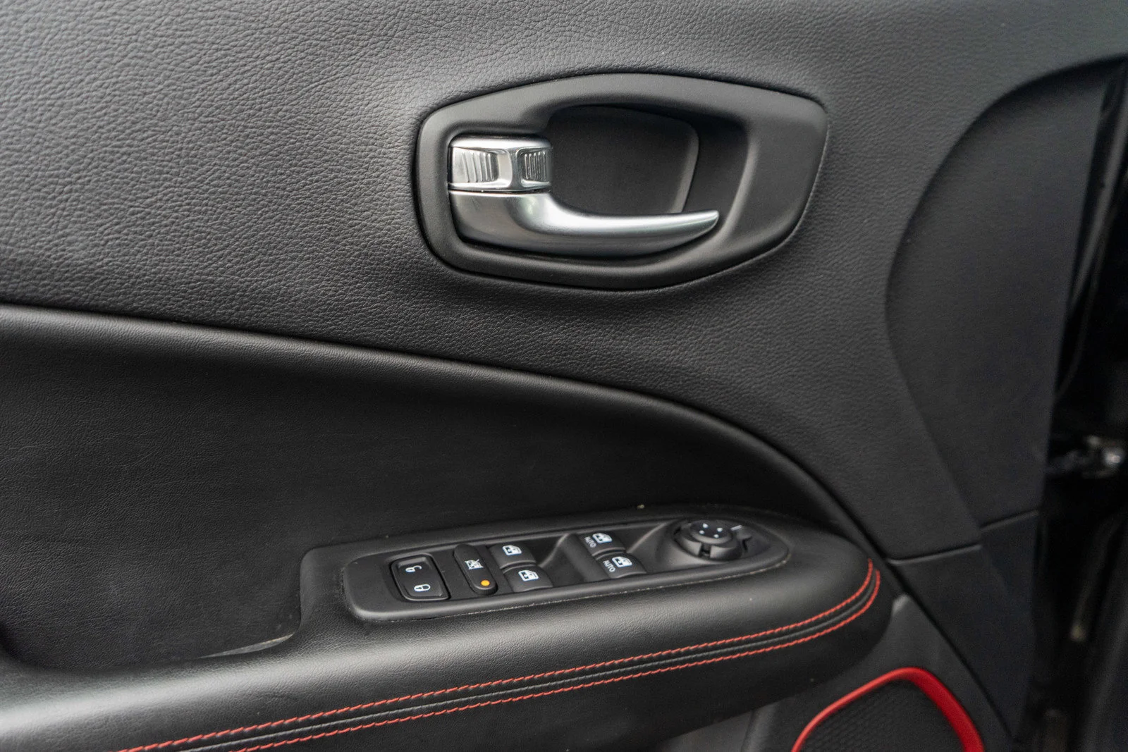 Used 2019 Diamond Black Crystal Pearlcoat Jeep Trailhawk image 14