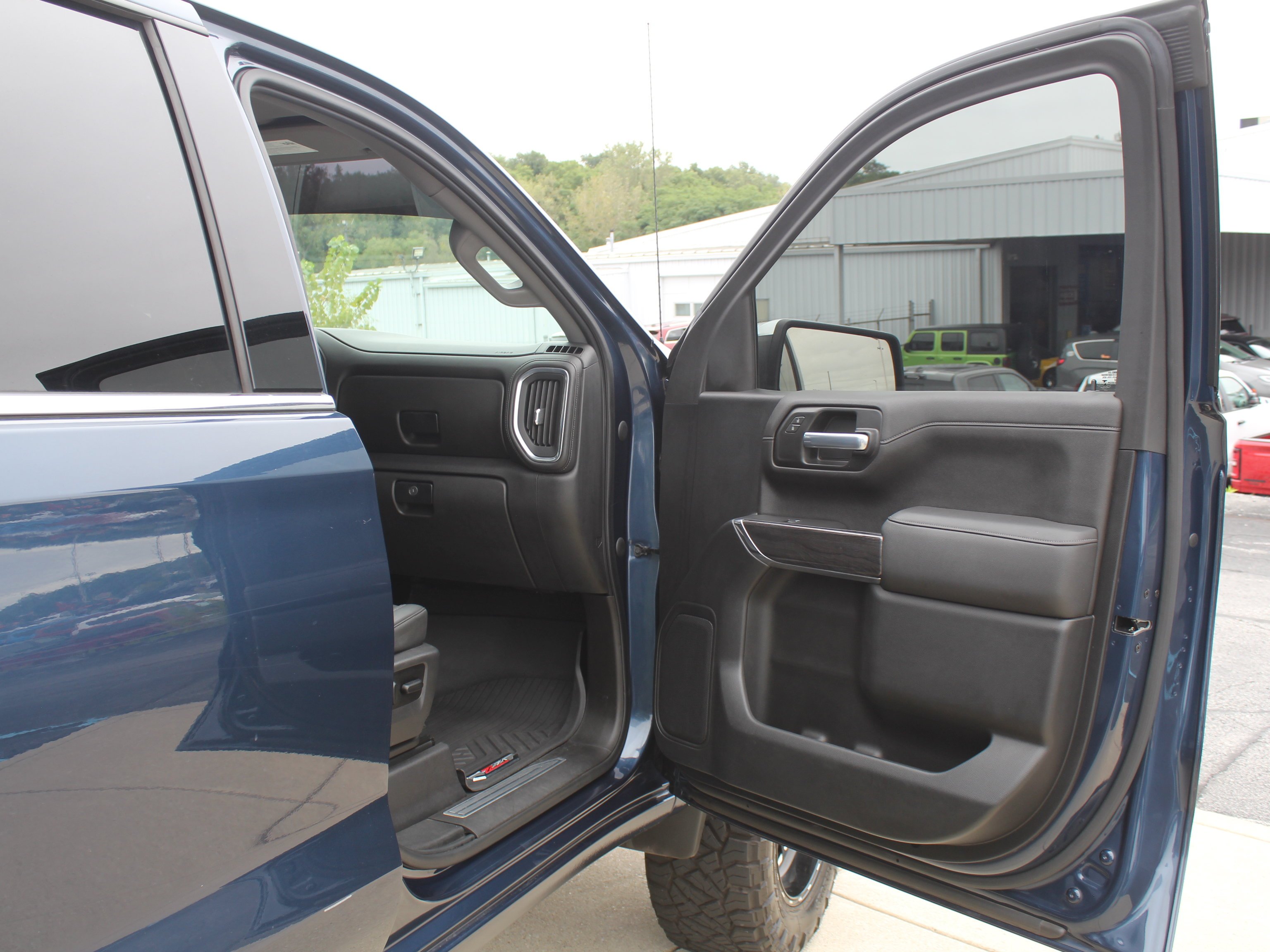 Used 2021 NORTHSKY BLUE METALLIC Chevrolet LTZ image 27