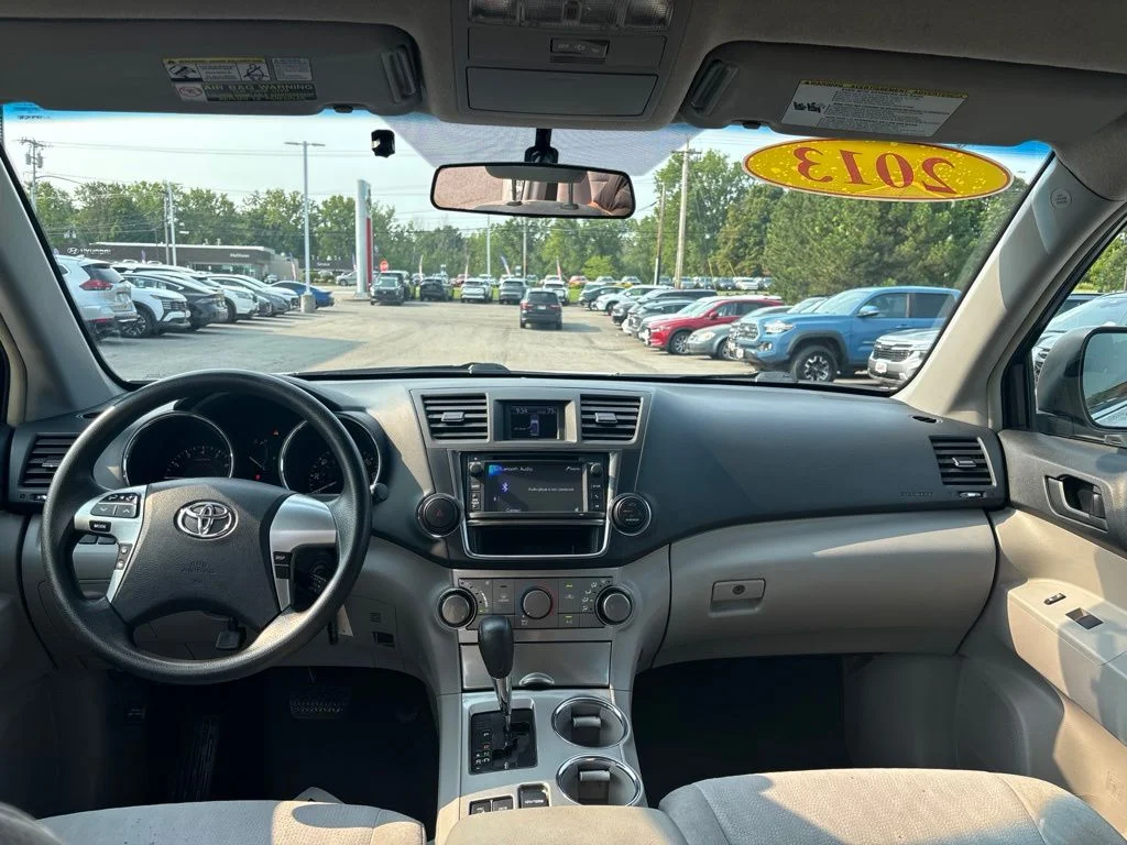 Used 2013 White Toyota Base image 14