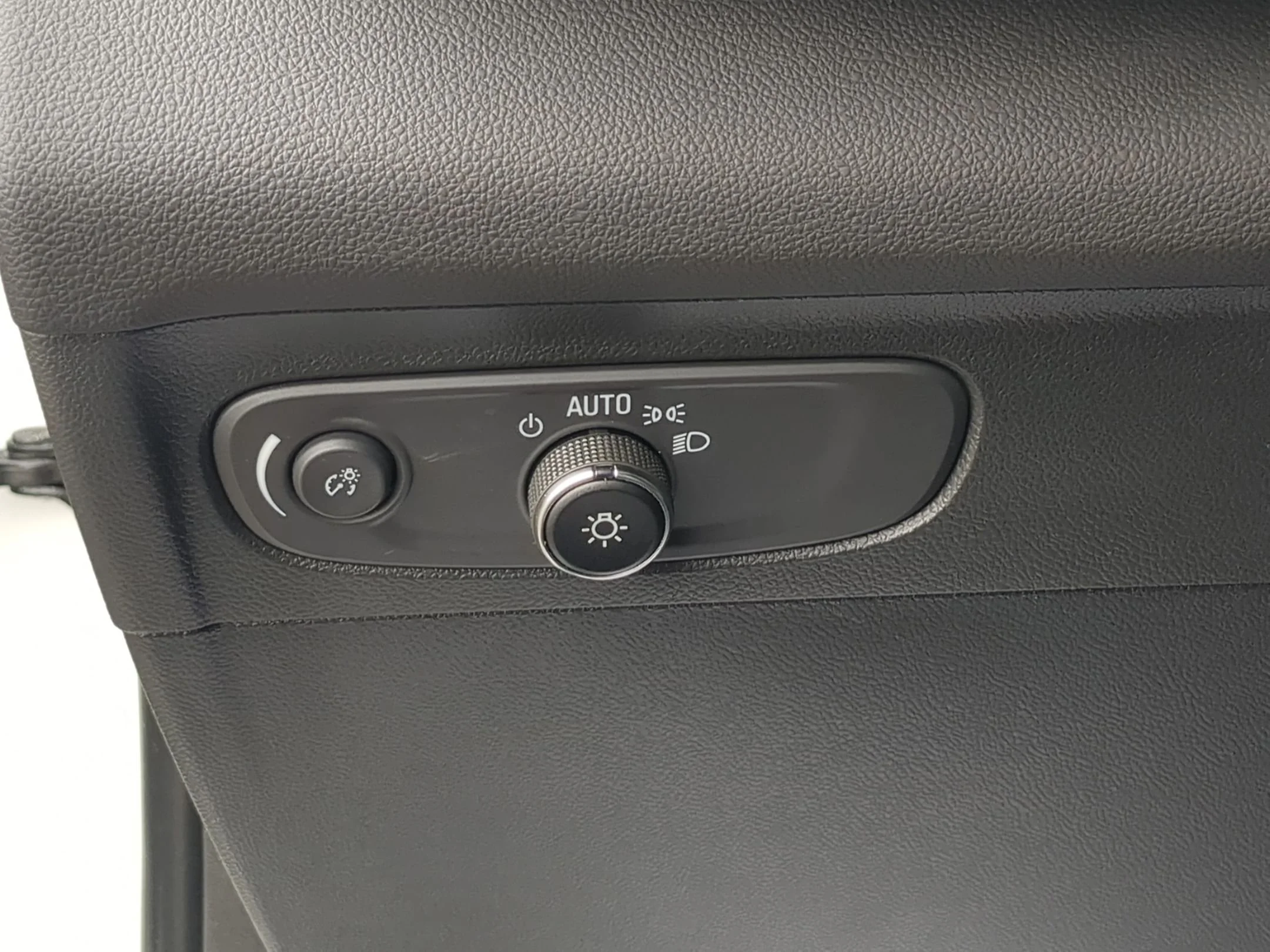 Used 2023 Summit White Buick Essence image 17