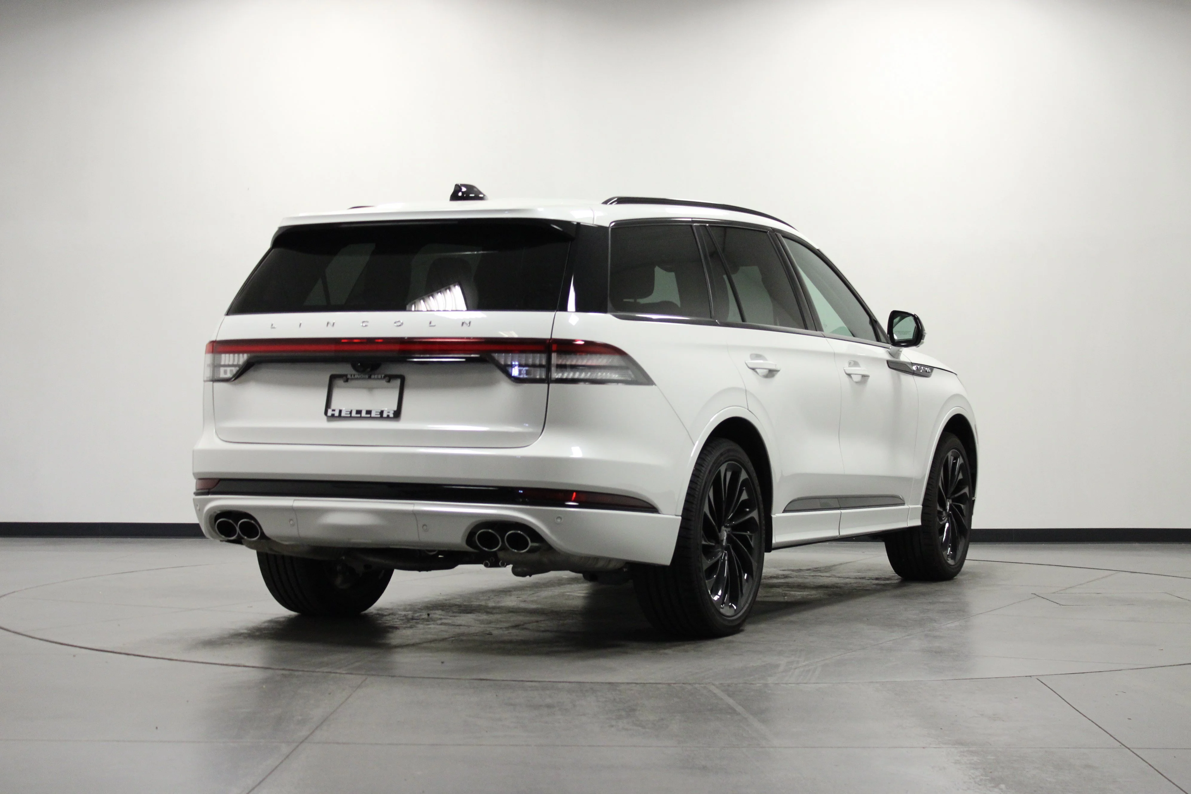 Used 2026 Pristine White Metallic Tri-Coat Lincoln Reserve image 4