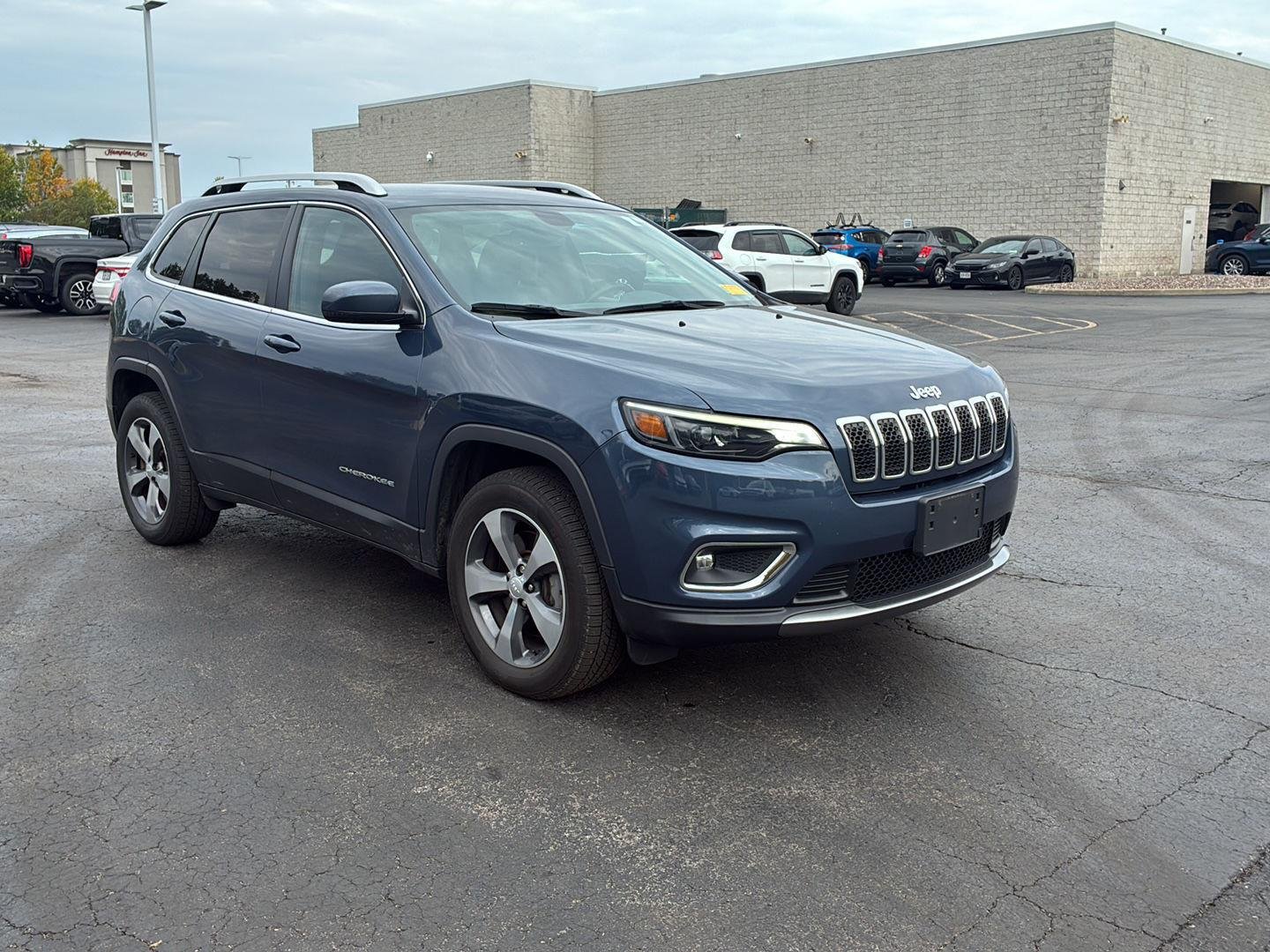 Used 2019 Blue Shade Pearlcoat Jeep Limited image 18