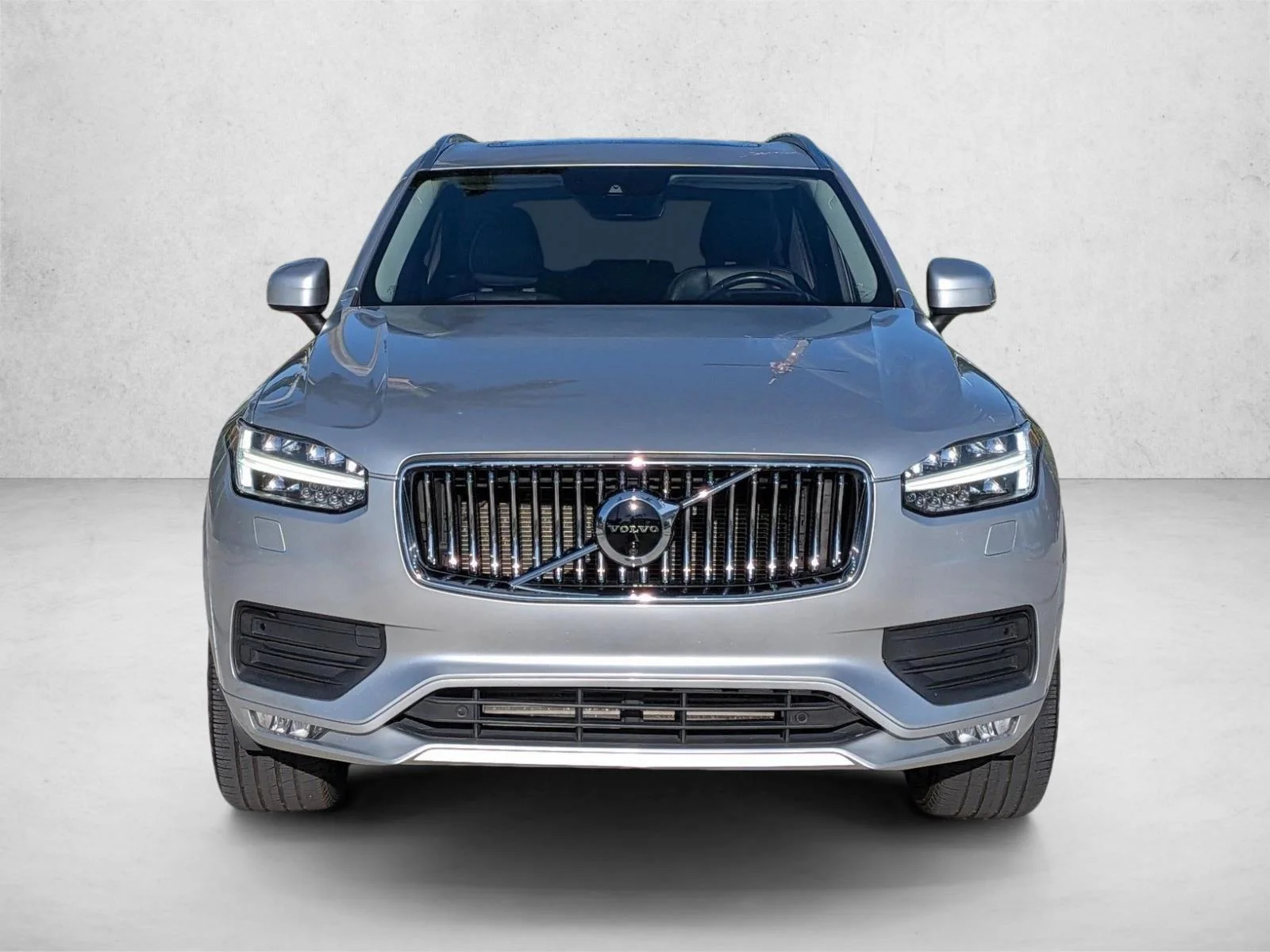 Used 2020 Bright Silver Metallic Volvo Momentum image 2