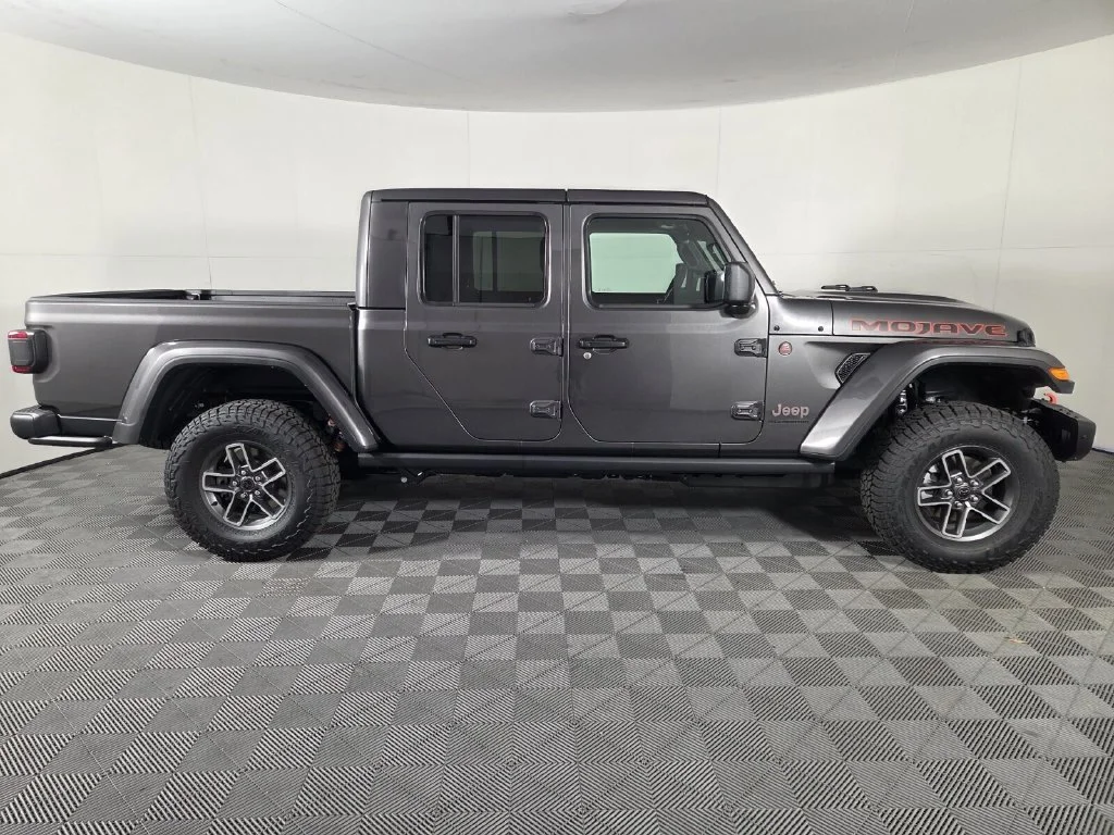 New 2026 Granite Crystal Metallic Clear-Coat Exterior Paint Jeep Mojave X image 5