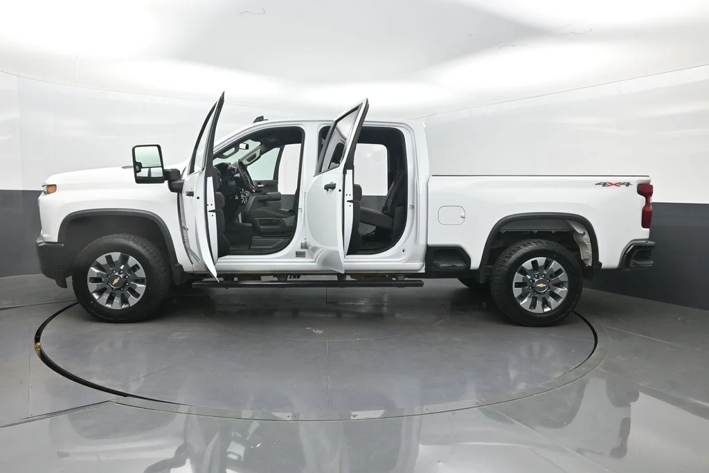 Used 2022 White Chevrolet Custom image 36
