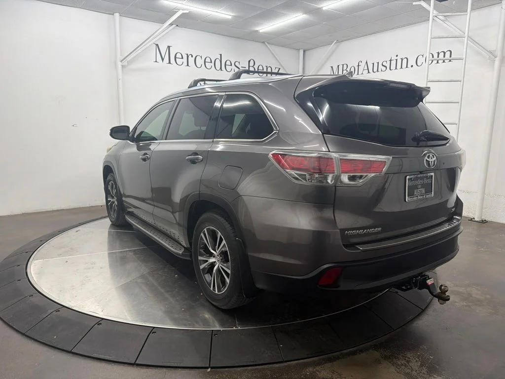 Used 2016 Gray Toyota XLE V6 image 2