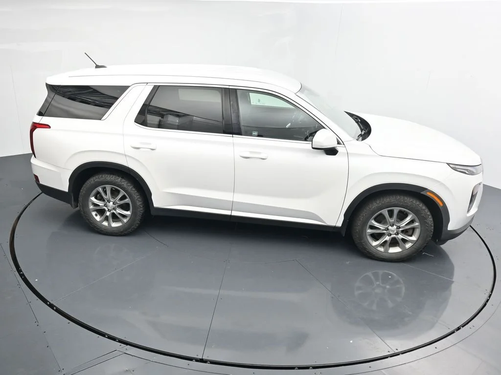 Used 2021 White Hyundai SE image 28