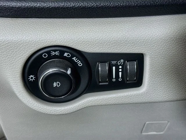 Used 2017 Red Chrysler Limited image 10