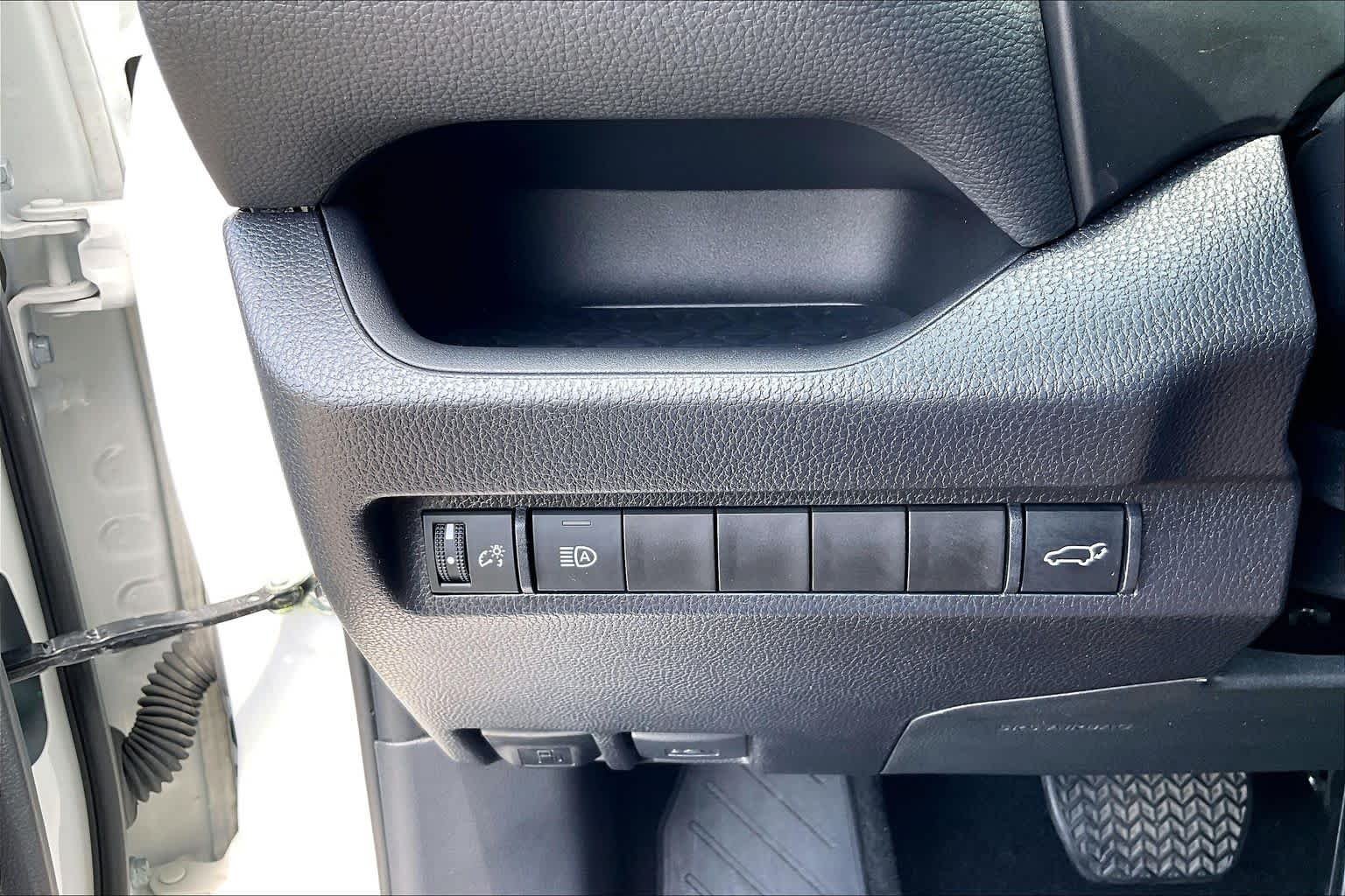 Used 2024 Wind Chill Pearl Toyota XLE Premium image 34