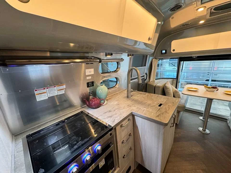 New 2027 SILVER AIRSTREAM  image 45