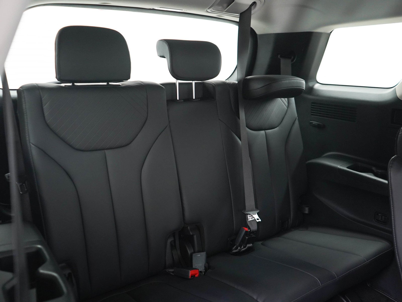Used 2025 Hyper White Hyundai SEL AWD image 12