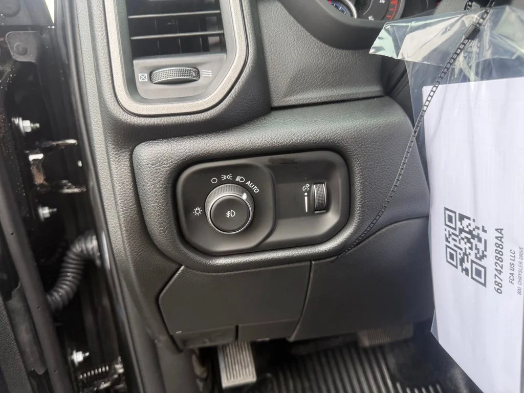 New 2026 Diamond Black Crystal Pearl-Coat Exterior Paint RAM Tradesman image 19