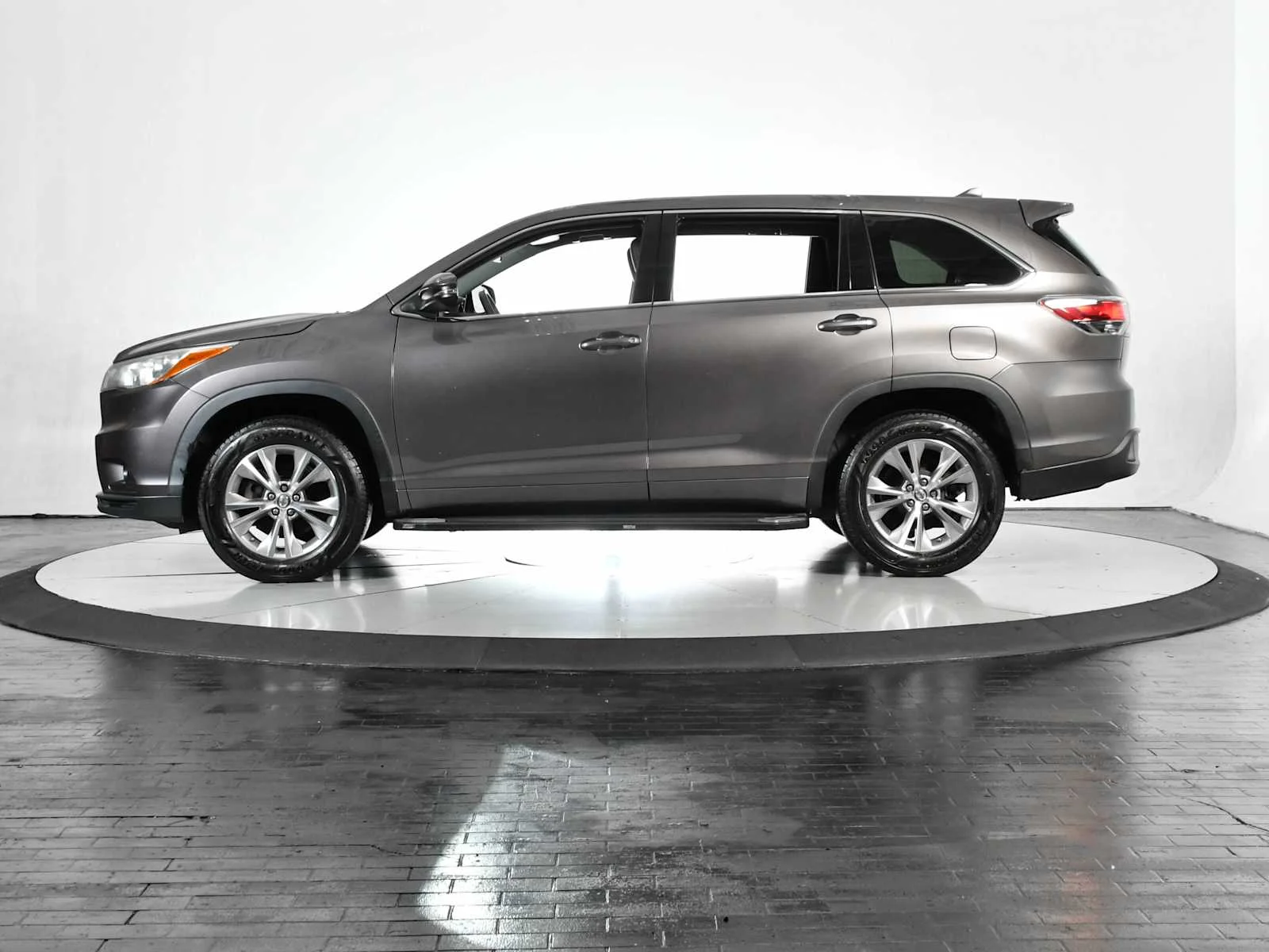 Used 2015 Predawn Gray Mica Toyota LE image 2