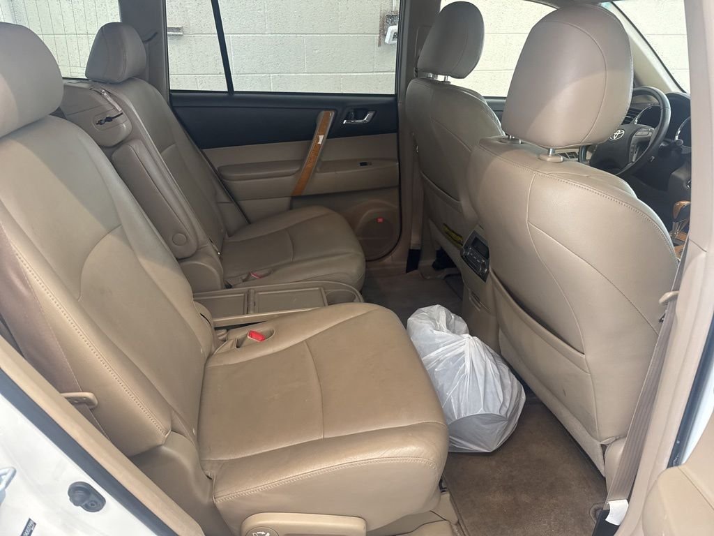 Used 2010  Toyota Limited image 10