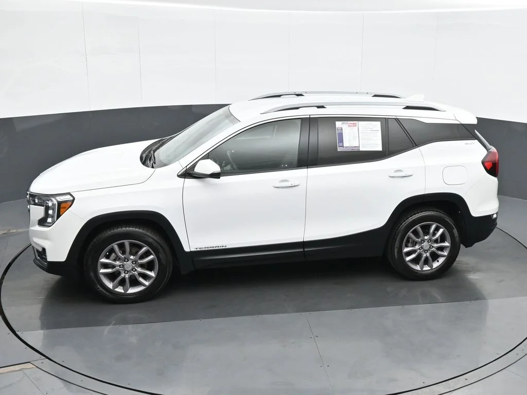 Used 2024 White GMC SLT image 19