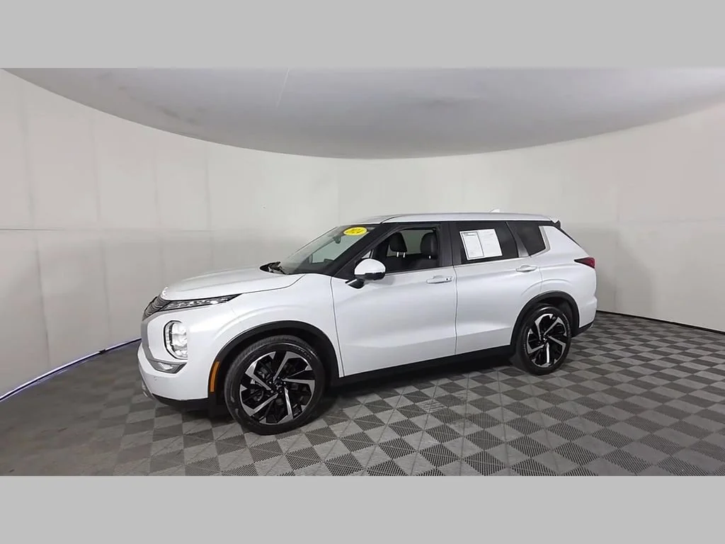 Used 2024 White Mitsubishi SE Black Edition image 55