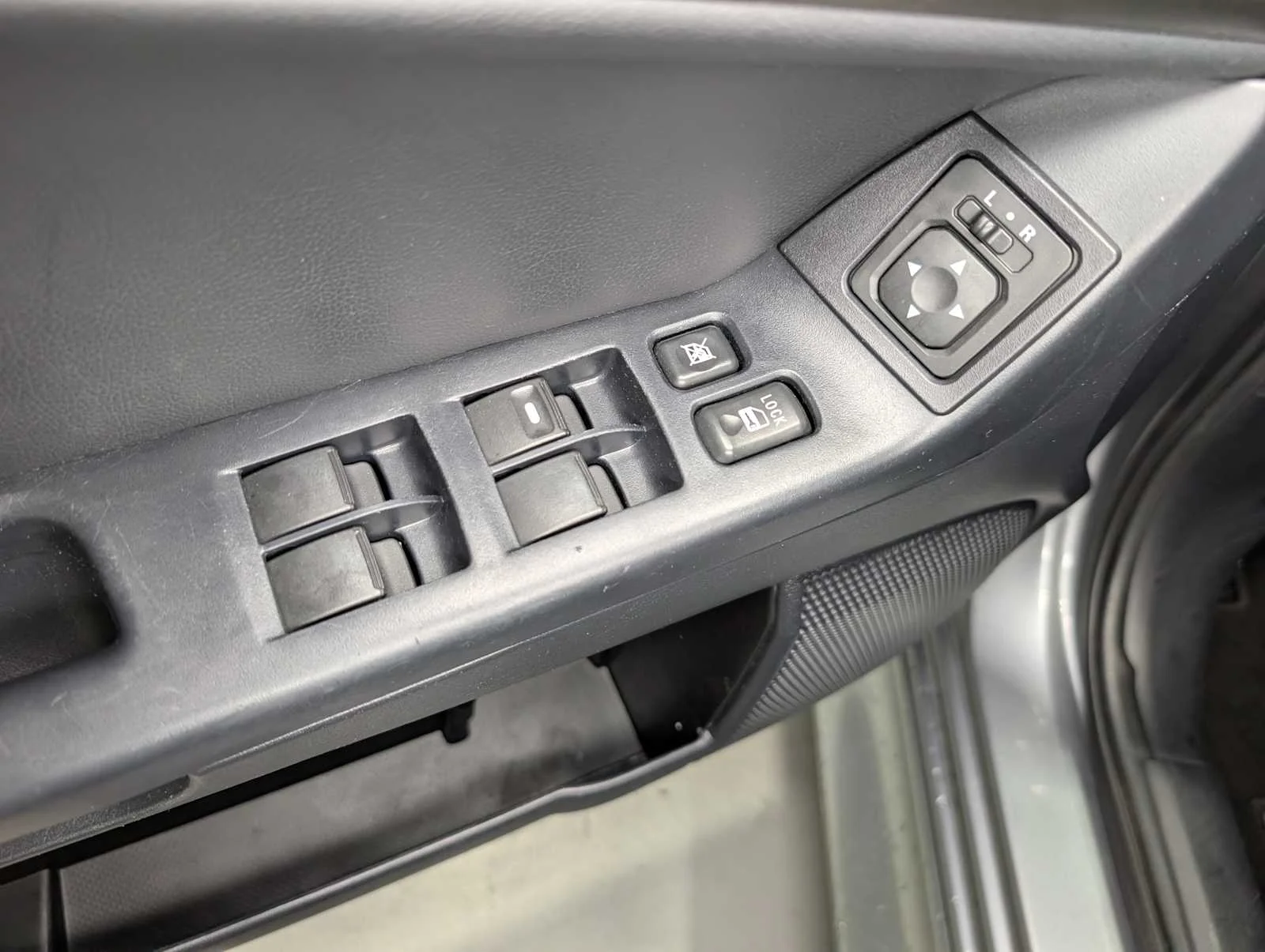 Used 2014 Mercury Gray Pearl Mitsubishi ES image 26