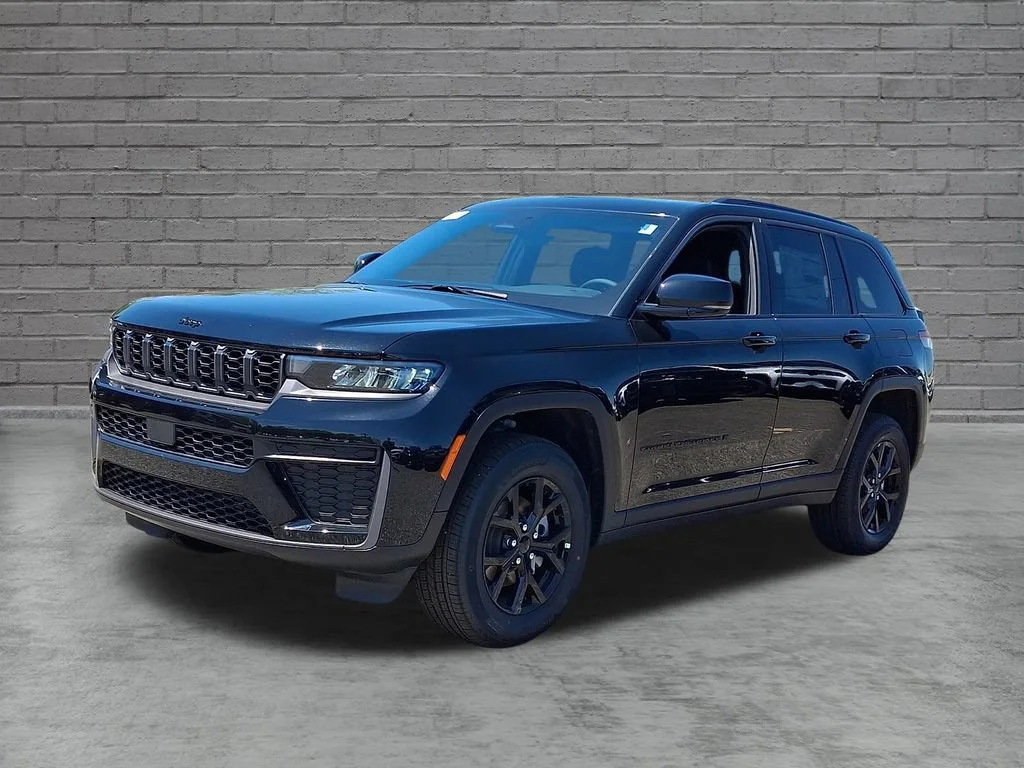 New 2026 Diamond Black Crystal Pearlcoat Jeep Laredo Altitude image 4