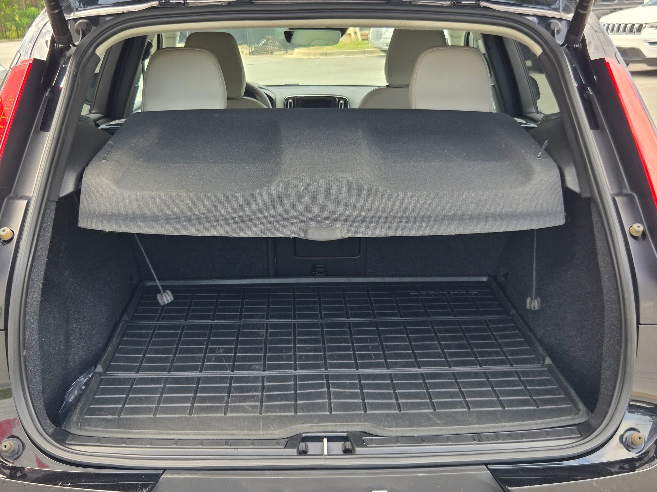 Used 2022 Denim Blue Metallic Volvo Momentum image 18