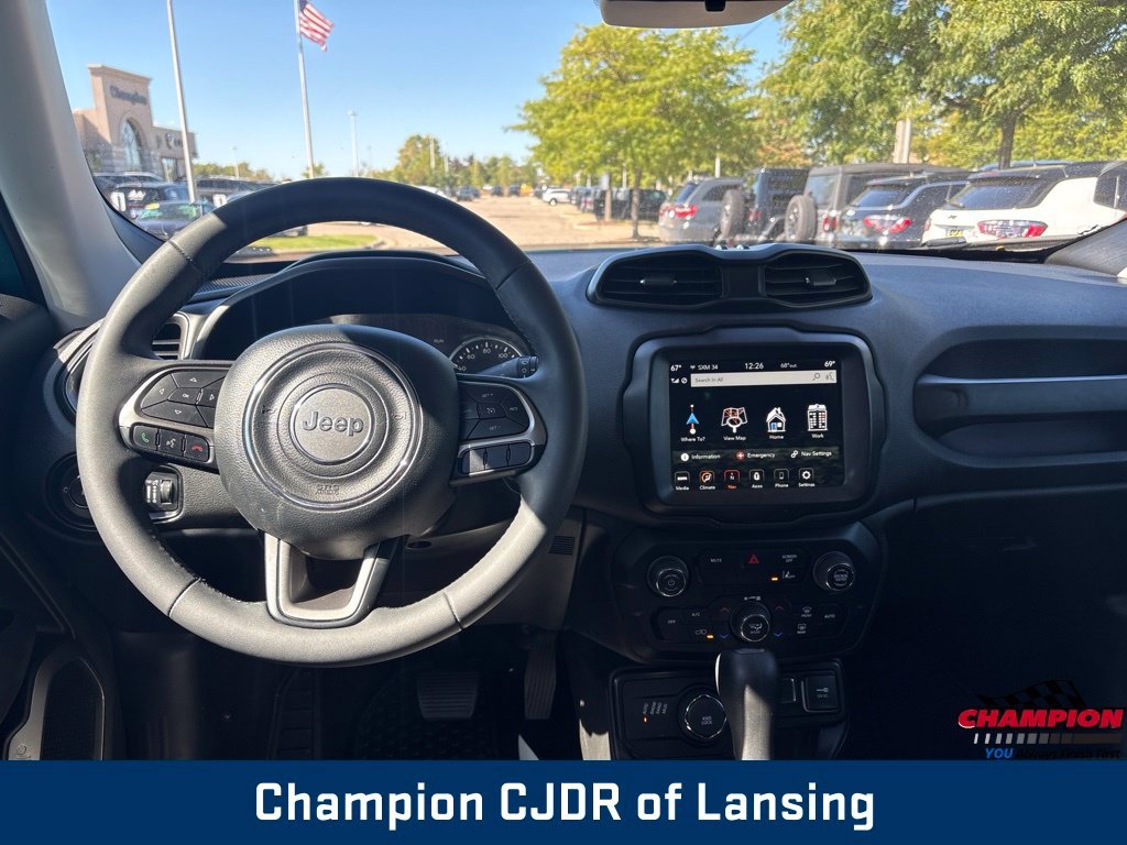 Used 2022  Jeep Latitude image 2