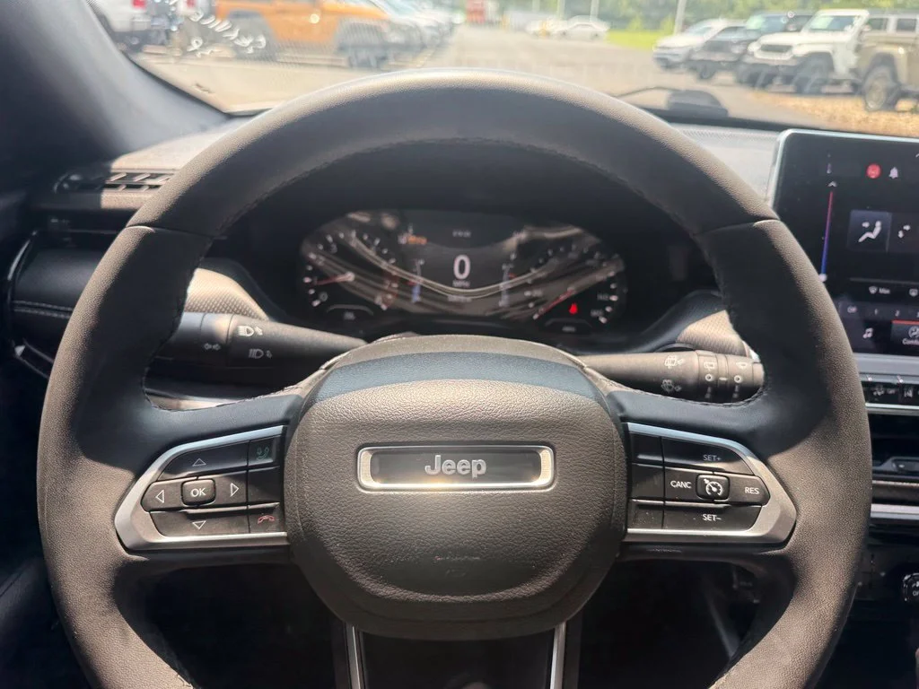Used 2022 White Jeep Latitude image 20