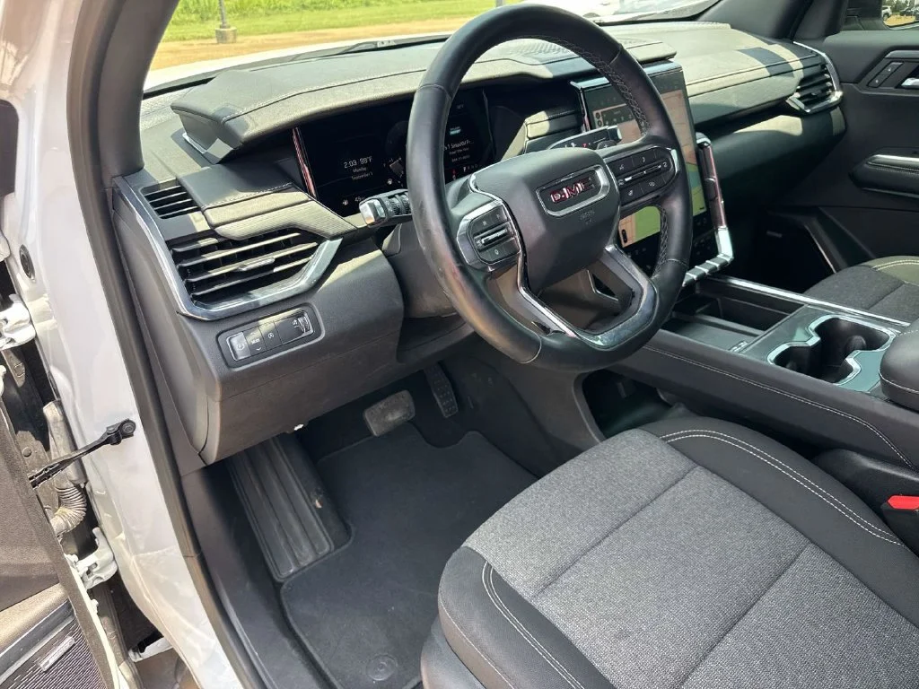 Used 2025 White GMC Elevation image 26