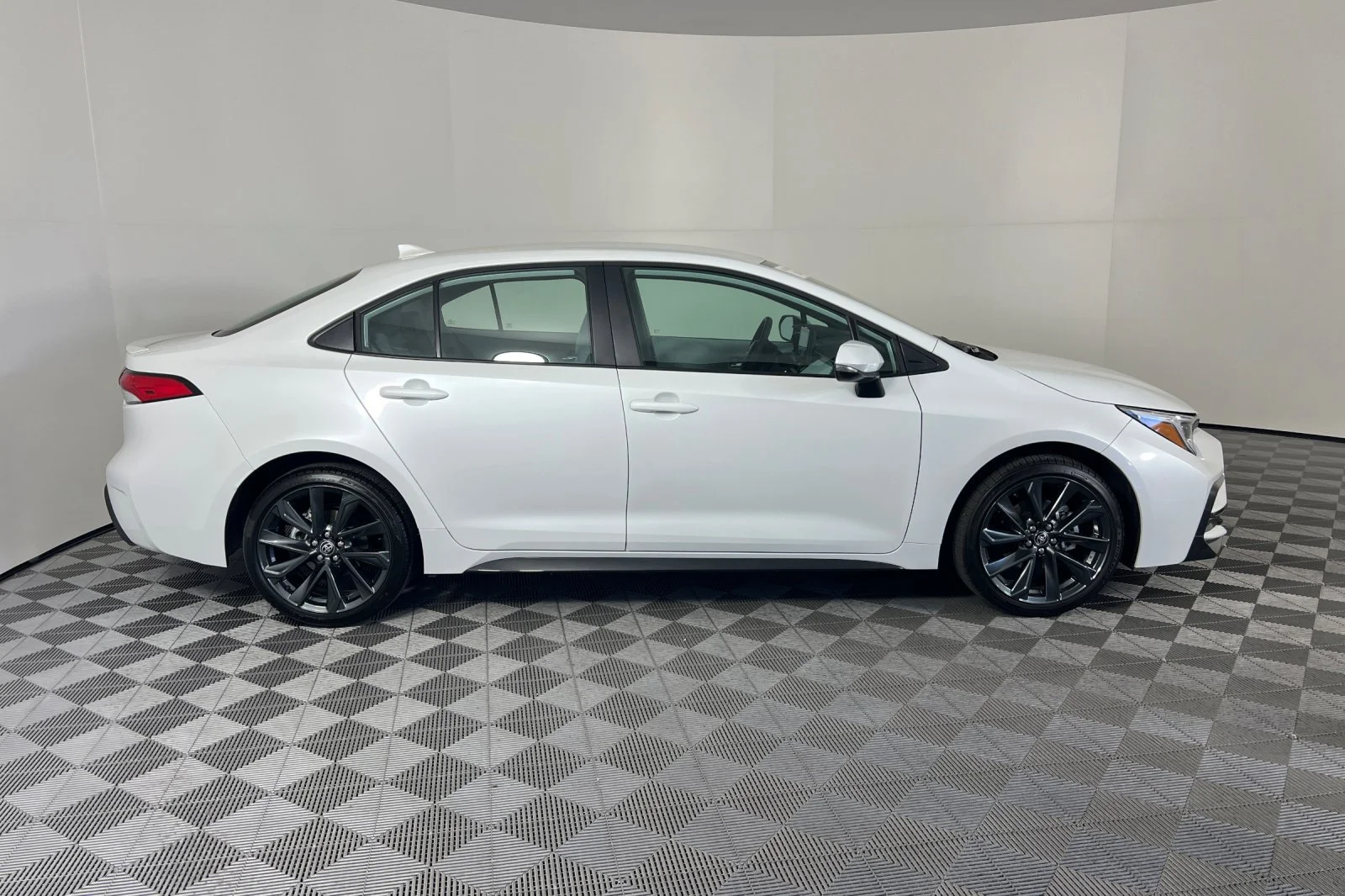 Used 2026 Wind Chill Pearl Toyota SE image 2