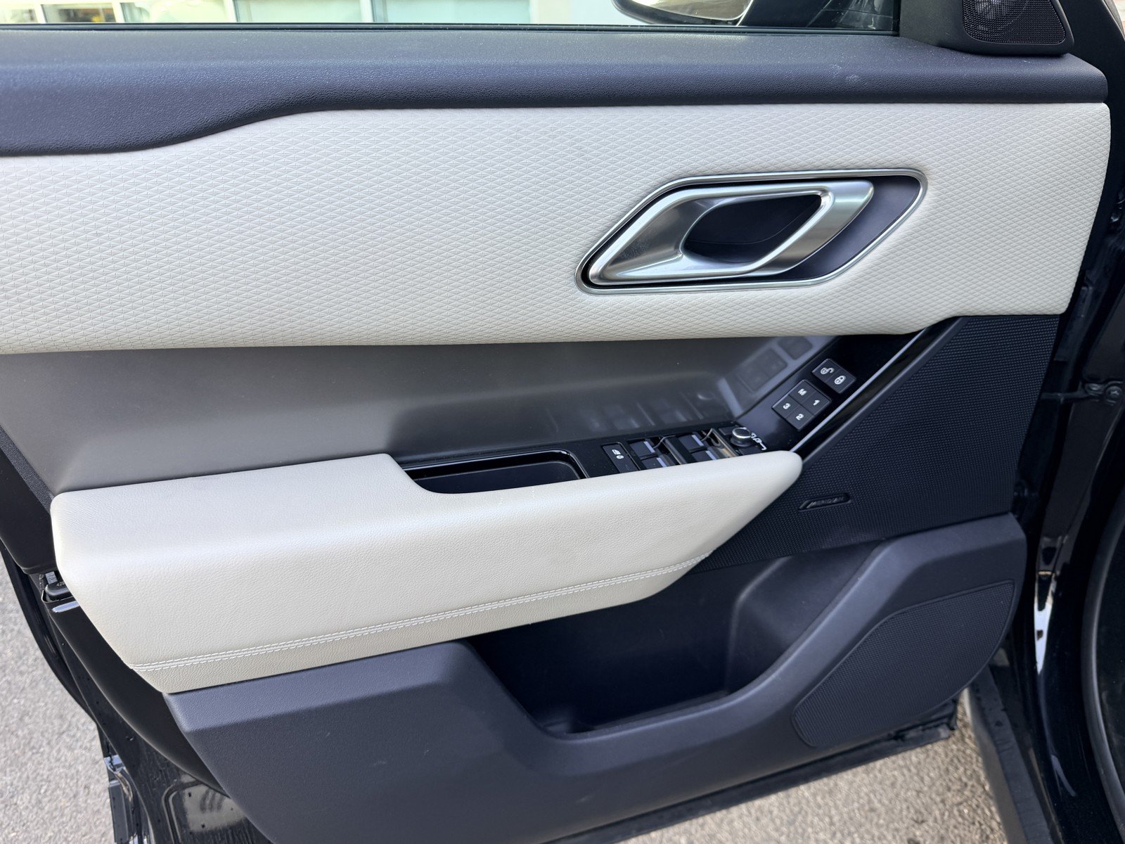 Used 2018 Narvik Black Land Rover S image 13