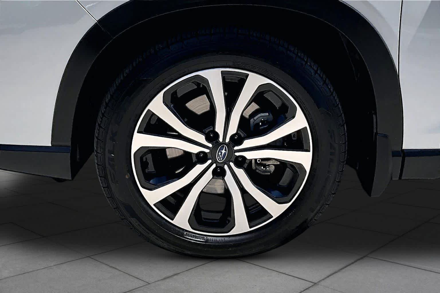 Used 2021 Crystal White Pearl Subaru Limited image 11