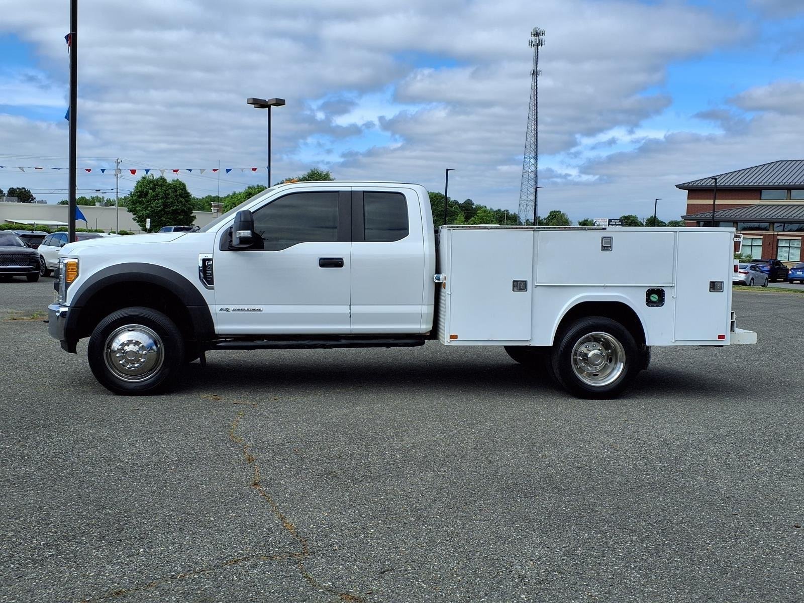 Used 2017  Ford XL image 3