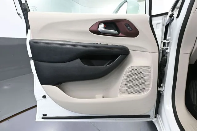 Used 2020 White Chrysler Limited image 17