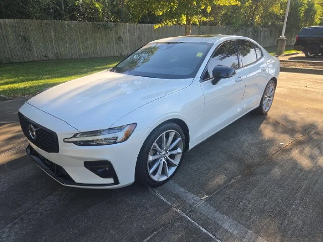 Used 2021 White Volvo T5 Momentum image 7
