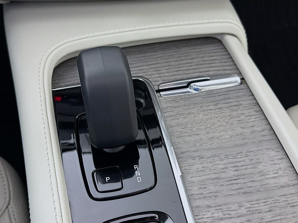 Used 2023 Black Volvo B6 Plus 6-Seater image 18